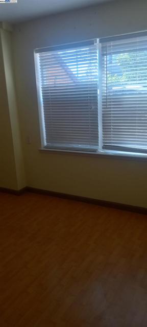 1059 Santa Clara Ave, Alameda CA: https://media.crmls.org/mediaz/7fa39819-fb9e-414e-80b1-c6d4e3ef03bd.jpg