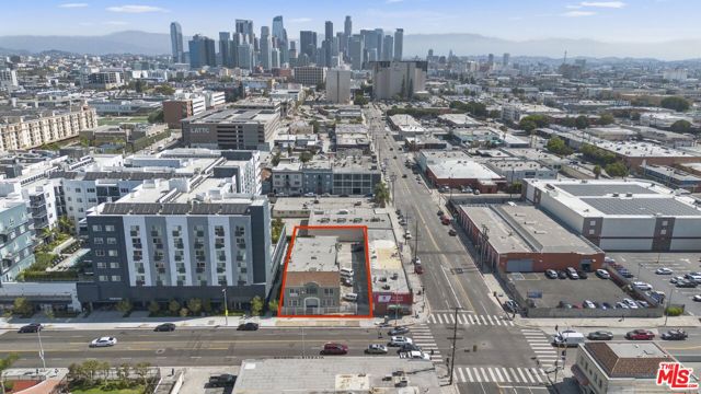 225 W Adams Boulevard, Los Angeles CA: https://media.crmls.org/mediaz/7fa414e0-f470-45f5-8f4d-92f2198fbcd4.jpg