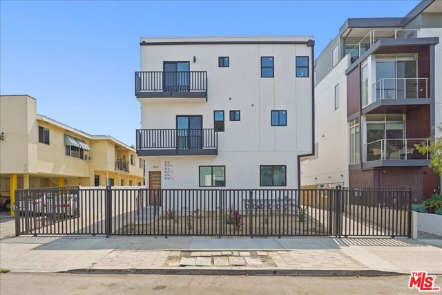 910 N Hudson Avenue, Los Angeles CA: https://media.crmls.org/mediaz/7fa43540-008b-46b5-9a9d-2075c93efec4.jpg