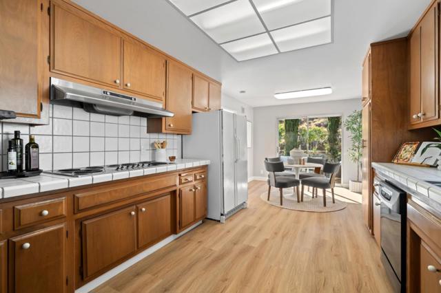 942 Viewridge Drive, San Mateo CA: https://media.crmls.org/mediaz/7fa44770-475e-4c2d-a226-eae8071a1f2a.jpg
