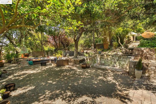 2976 Joaquin Miller Rd, Oakland CA: https://media.crmls.org/mediaz/7fa45ddd-e190-479e-bb0d-0e83a1200ebe.jpg