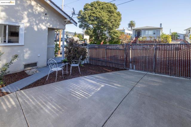 1641 E 20th Street, Oakland CA: https://media.crmls.org/mediaz/7fa49a34-b5d5-431b-9e42-699c8c461afc.jpg