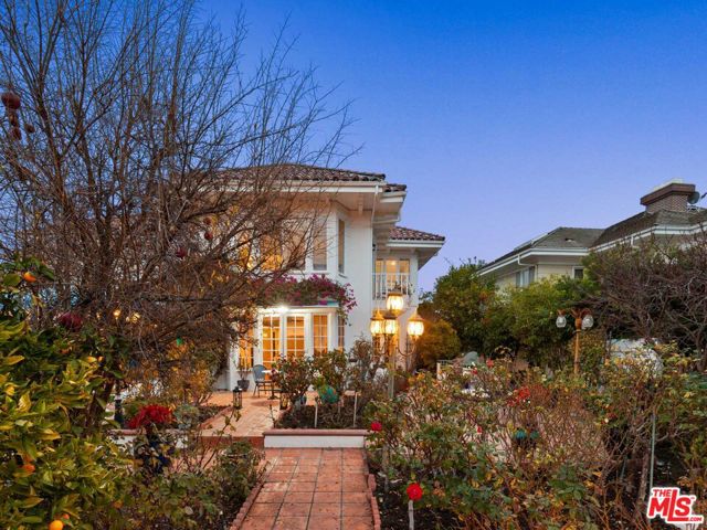 2113 Stoney Hill Road, Los Angeles CA: https://media.crmls.org/mediaz/7fa4b9fa-3530-4e74-a0e1-299074dd4b9b.jpg