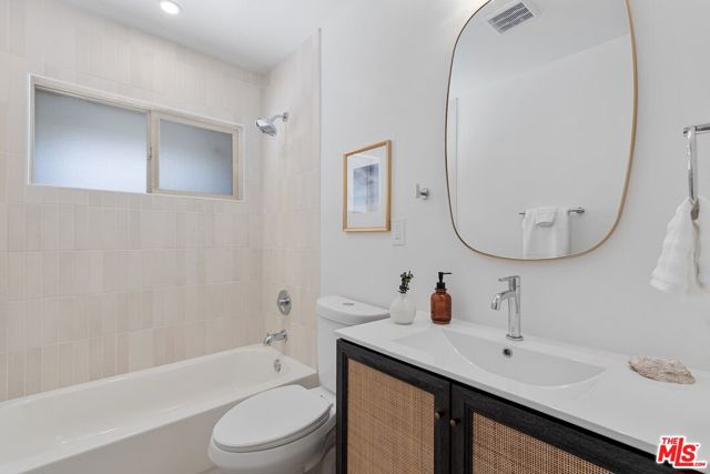 7248 W 88th Place, Los Angeles CA: https://media.crmls.org/mediaz/7fa58507-16f4-4f92-8dc8-2f5082c4031d.jpg