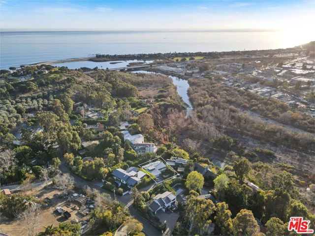 3629 Serra Road, Malibu CA: https://media.crmls.org/mediaz/7fa927ee-edb4-42af-bea5-c3073385a06c.jpg