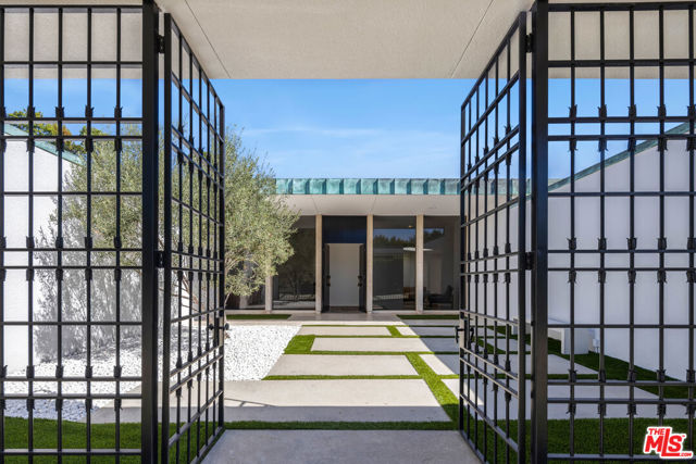 340 Trousdale Place, Beverly Hills CA: https://media.crmls.org/mediaz/7fa92b42-7172-4a52-afd0-3aae776cbb2d.jpg