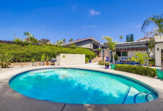 10518 Gabacho Dr, San Diego CA: https://media.crmls.org/mediaz/7faa3b7e-18b7-4037-8fd9-944defac7ca8.jpg
