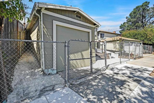 2309 High St, Oakland CA: https://media.crmls.org/mediaz/7faa52bc-4b5e-4c02-a895-09a5126723f7.jpg