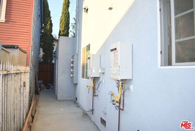 605 W 47th Street, Los Angeles CA: https://media.crmls.org/mediaz/7fab196b-c81d-4318-812a-a9dc1e21c37d.jpg