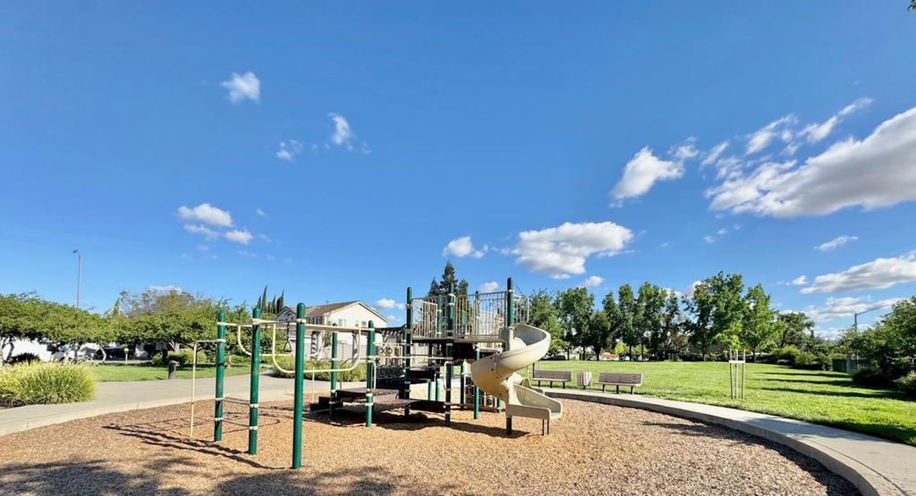 https://media.crmls.org/mediaz/7fad712f-5529-49e3-989a-ea027f43f05f.jpg?preset=X-Large