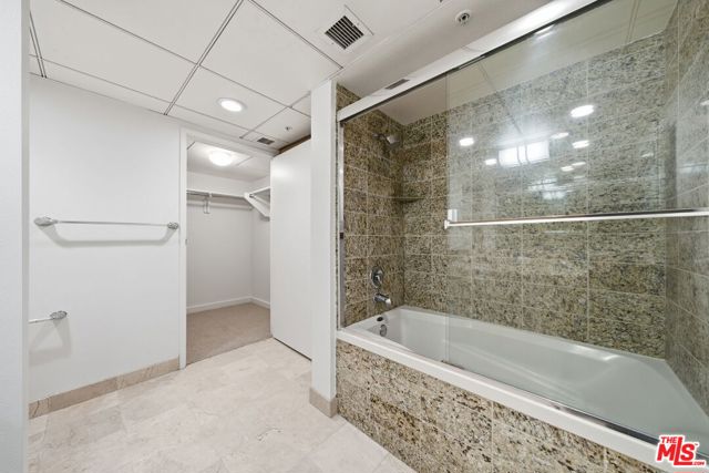 13700 Marina Pointe Drive, Marina del Rey CA: https://media.crmls.org/mediaz/7fae2d77-cd29-4a92-a4ca-39c7f0049d57.jpg