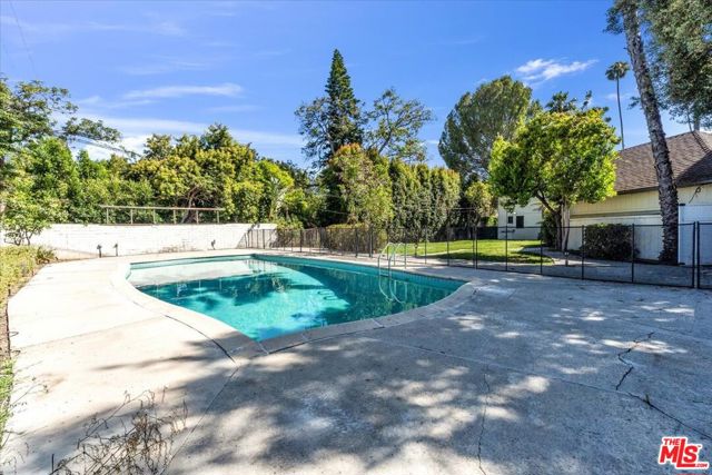 626 N Canon Drive, Beverly Hills CA: https://media.crmls.org/mediaz/7fae5f83-68ea-4b63-b12e-6487dae85ee7.jpg
