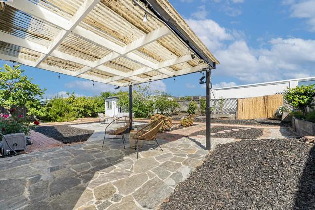 924 Magnolia Dr, Alameda CA: https://media.crmls.org/mediaz/7faee33b-2490-46e1-a52e-567fee56b0c1.jpg