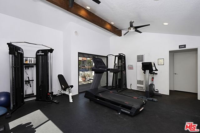 1476 Palisades Drive, Pacific Palisades CA: https://media.crmls.org/mediaz/7faf4098-0de8-42fb-80ef-85c87ce1ef22.jpg