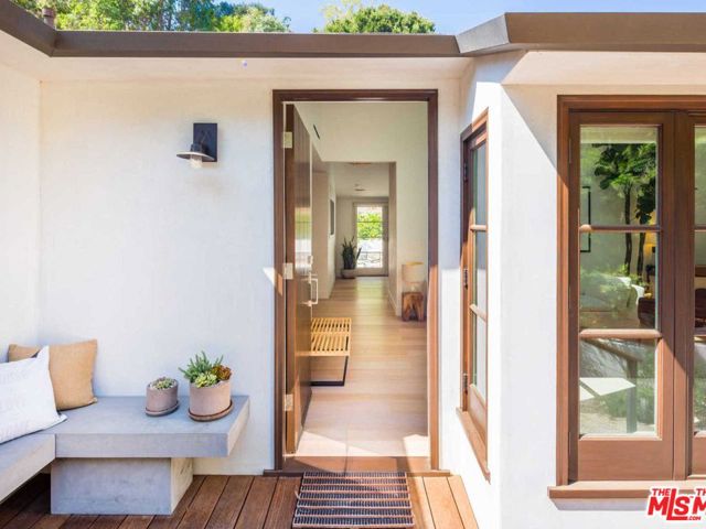 3279 Ledgewood Drive, Los Angeles CA: https://media.crmls.org/mediaz/7fb0185b-504b-4762-85f1-5f99551e1e24.jpg