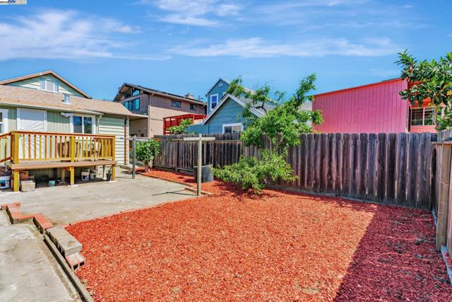2720 Short St, Oakland CA: https://media.crmls.org/mediaz/7fb03b16-e8d6-4ad6-ad5f-e0613ab8f7dd.jpg