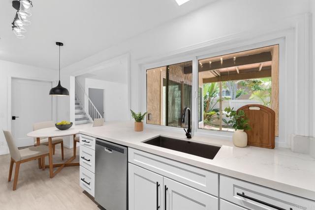 Detail Gallery Image 10 of 25 For 155 Countrywood Ln, Encinitas,  CA 92024 - 3 Beds | 3 Baths