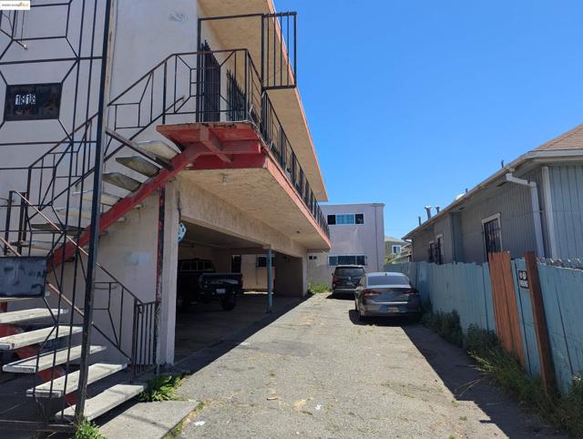 1818 Rosedale Avenue, Oakland CA: https://media.crmls.org/mediaz/7fb0f9cc-cdf0-4f3e-90b4-aa9015db5ef7.jpg