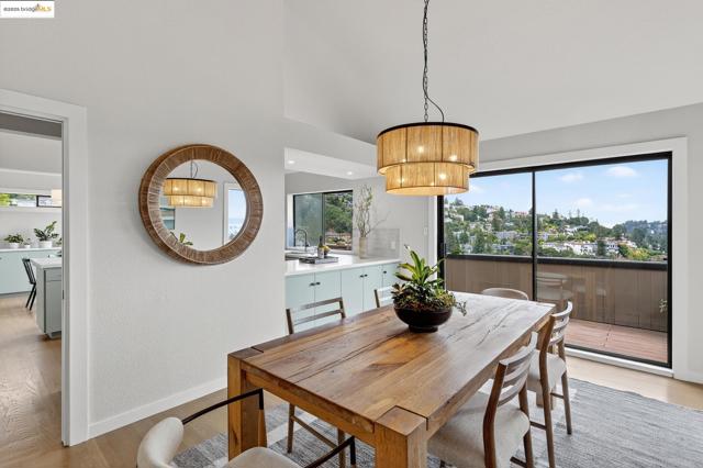 6475 Swainland Rd, Oakland CA: https://media.crmls.org/mediaz/7fb0fbb3-e126-4d21-a667-569969d41e1c.jpg