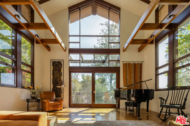 2669 Harlesden Court, Los Angeles CA: https://media.crmls.org/mediaz/7fb11015-2e98-41ad-8004-1fc6d20c79f2.jpg