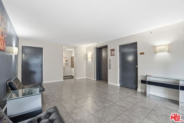 5530 Owensmouth Avenue, Woodland Hills CA: https://media.crmls.org/mediaz/7fb1c005-a063-45d2-9ae9-3e09035a978b.jpg