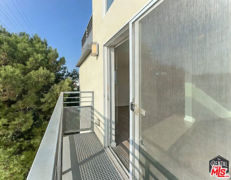 https://media.crmls.org/mediaz/7fb1ca01-06e6-491b-8862-656bf63e77f6.jpg?preset=X-Large