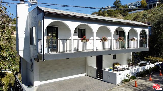 1923 Sunset Plaza Drive, Los Angeles CA: https://media.crmls.org/mediaz/7fb220ab-56a4-4dde-9d20-565cb97c5c08.jpg