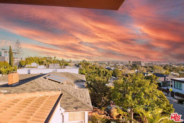 905 Berkeley Street, Santa Monica CA: https://media.crmls.org/mediaz/7fb24491-e1ce-4323-a63b-3d0884834039.jpg
