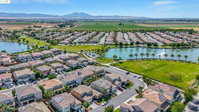 542 Harbor Cove Cir, Discovery Bay CA: https://media.crmls.org/mediaz/7fb2af90-ef44-4993-b0c5-009155034856.jpg