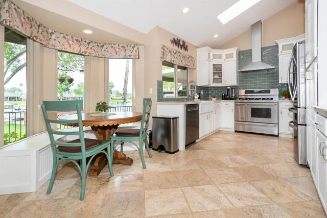 1564 Via Brisa Del Lago, San Marcos CA: https://media.crmls.org/mediaz/7fb2cdc5-f894-4d5a-acc6-7c6a3d1ec0a7.jpg