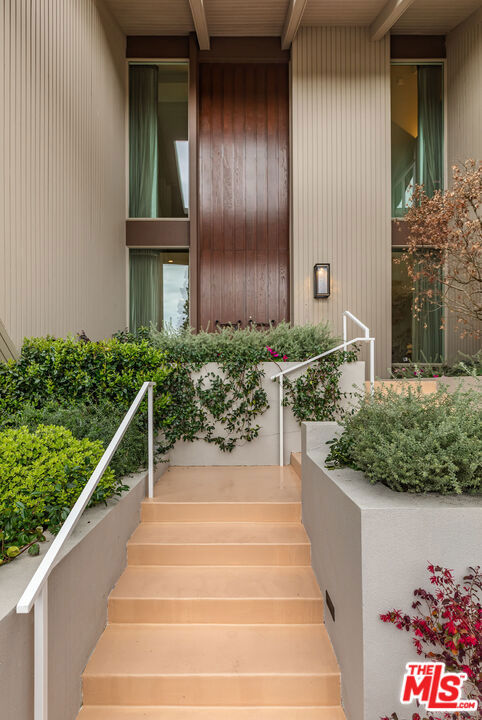 1059 Angelo Drive photo 3