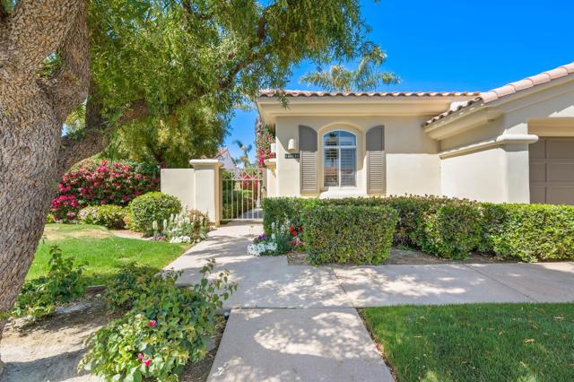 80080 Riviera, La Quinta CA: https://media.crmls.org/mediaz/7fb41d43-4f57-4d11-83de-add7bc7eb76b.jpg
