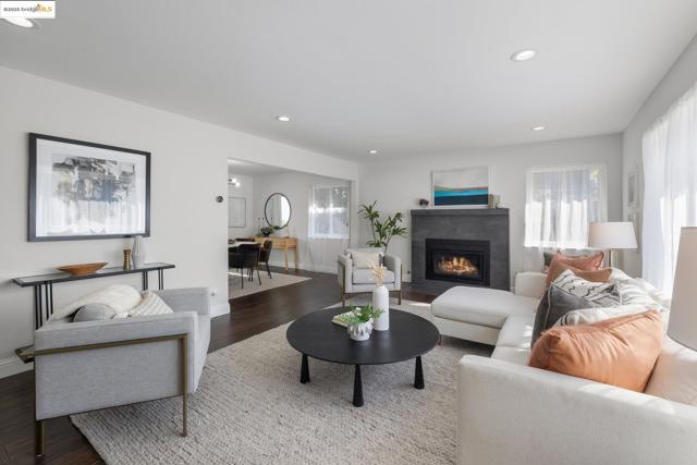 5646 Thornhill Dr, Oakland CA: https://media.crmls.org/mediaz/7fb46a7a-4835-41dd-b9cf-b16cf8a7a9d4.jpg