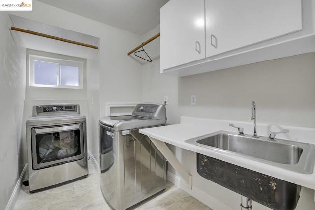 7075 Elverton Dr, Oakland CA: https://media.crmls.org/mediaz/7fb55d62-dd58-46cd-8b61-04e3e16ec5de.jpg