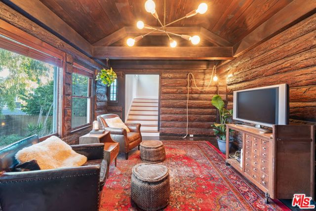 646 N Dillon Street, Los Angeles CA: https://media.crmls.org/mediaz/7fb63ba3-4c01-4c92-a3a9-dee194335e05.jpg