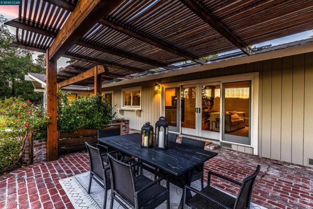 11 Breck Ct, Moraga CA: https://media.crmls.org/mediaz/7fb6866d-cc31-4d76-8a79-a02bfd0c2596.jpg