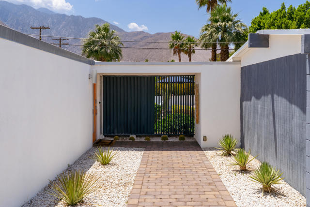 2845 E Wyman Drive, Palm Springs CA: https://media.crmls.org/mediaz/7fb6f285-3282-4c11-a4d1-54c8271e2eb9.jpg
