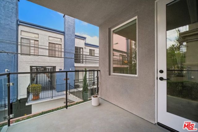 11821 W Holly Way, Valley Village CA: https://media.crmls.org/mediaz/7fb77b9a-031b-409c-8320-baf91f8a5e8a.jpg