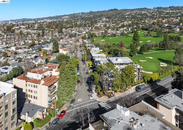 5405 Carlton St, Oakland CA: https://media.crmls.org/mediaz/7fb7abd8-341a-4f58-b693-c8be9d87e127.jpg