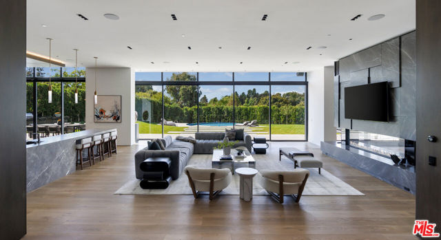 615 N Faring Road, Los Angeles CA: https://media.crmls.org/mediaz/7fb82eec-0647-49f0-a10a-359c759ec01e.jpg