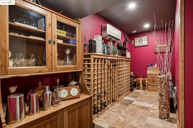 2560 Carisbrook Dr, Oakland CA: https://media.crmls.org/mediaz/7fb918f3-a981-4b45-962e-c545f00fc236.jpg