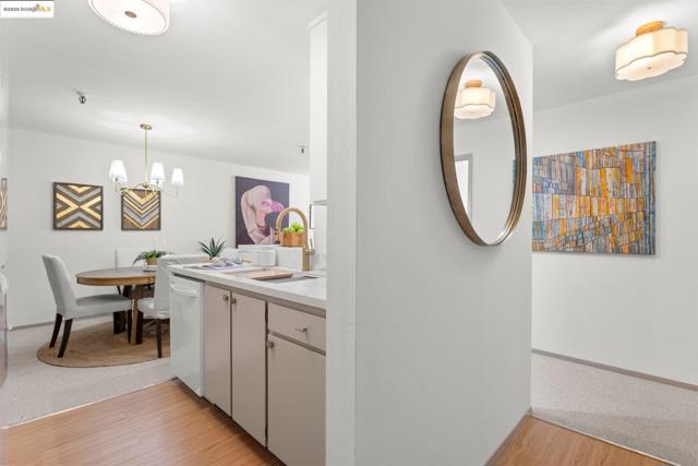 1830 Lakeshore Ave, Oakland CA: https://media.crmls.org/mediaz/7fb9b24c-52ba-416c-9383-81f3b1167426.jpg