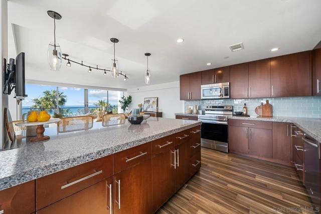 1810 Avenida Del Mundo, Coronado CA: https://media.crmls.org/mediaz/7fba7169-49f2-49db-9849-f3b55f4a0d0b.jpg