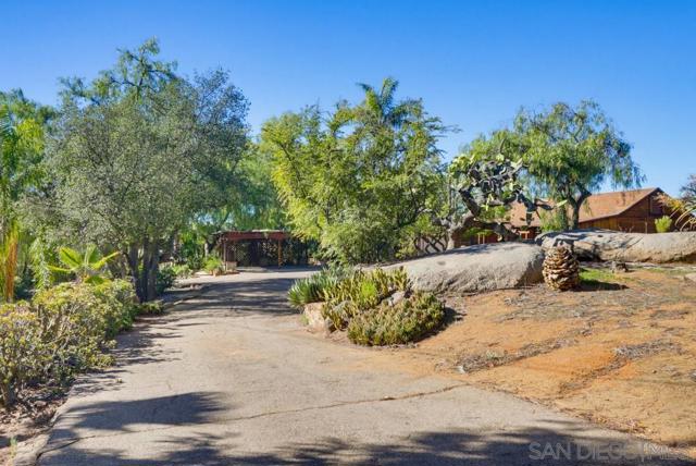 602 Starbright Ln, Alpine CA: https://media.crmls.org/mediaz/7fba7af8-6e93-47b3-97d4-4437bf9a9ebc.jpg