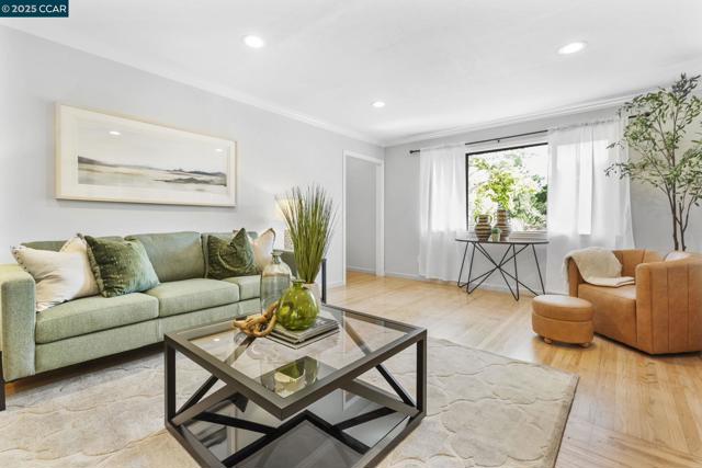 3348 Betty Ln, Lafayette CA: https://media.crmls.org/mediaz/7fbb2fb4-ea24-4d1b-9688-cb693ee47255.jpg