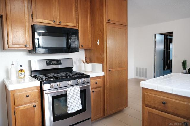 4835 Glenhaven Dr, Oceanside CA: https://media.crmls.org/mediaz/7fbc06d7-60db-4937-aa20-ec3d76c7dde4.jpg