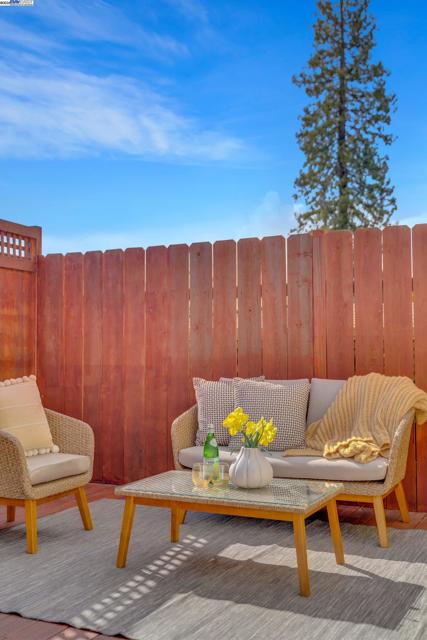 4433 Fair Ave, Oakland CA: https://media.crmls.org/mediaz/7fbc5bd5-dd19-41f8-bc26-bf871e7d1302.jpg