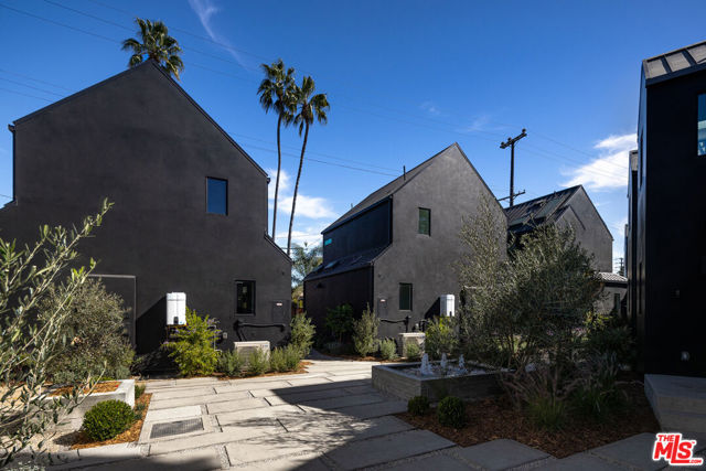 1821 Penmar Avenue, Venice CA: https://media.crmls.org/mediaz/7fbeded3-3dd6-4757-ac4d-41816d101d91.jpg
