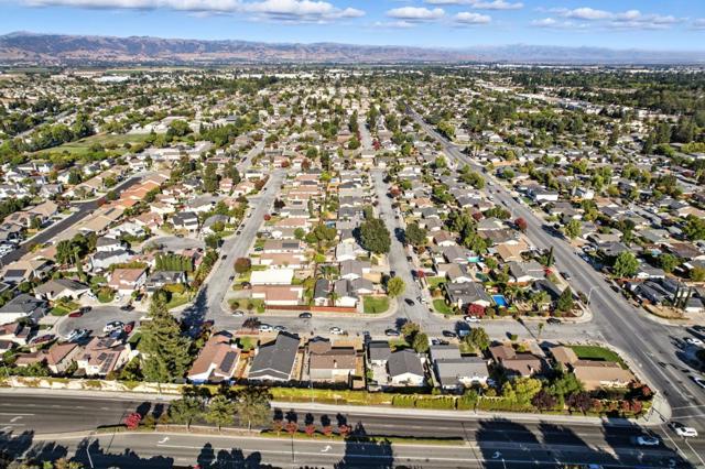 1297 Chesbro Way, Gilroy CA: https://media.crmls.org/mediaz/7fbf0787-3a01-41ad-a8ac-d5de706d247f.jpg