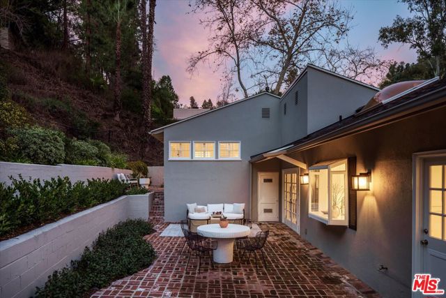 5657 Valley Oak Drive, Los Angeles CA: https://media.crmls.org/mediaz/7fbf46da-5d88-42a7-a3b0-4fdf83f81730.jpg